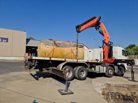 Déterrer une cuve à carburant dans une station par grutage à L'Horme