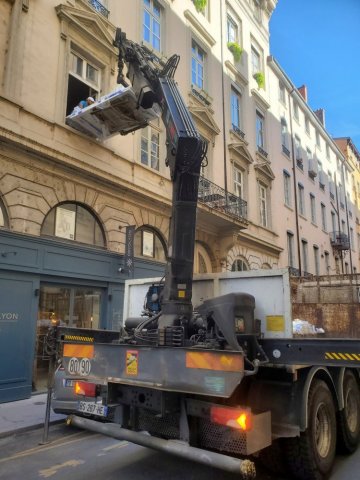 Grutage en hauteur d'un immeuble pour des travaux à Lyon 1er