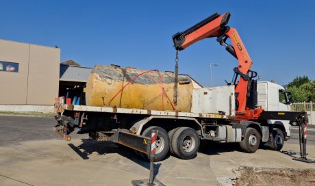 Déterrer une cuve à carburant dans une station par grutage à L'Horme